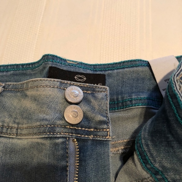 One 5 One capri like jeans, spandex waist, snaps at boot. And on waistband.s-16 - Picture 5 of 9